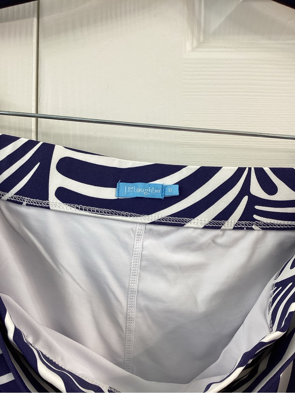Only worn twice! J. McLaughlin Navy and White Palm-Print skort - Picture 4 of 6